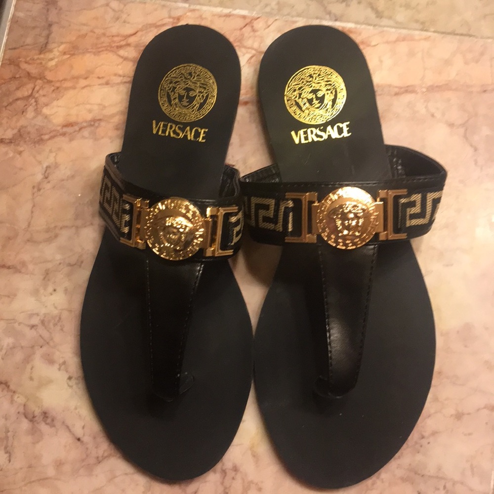 Authentic NEW Versace Pallazzo flat thong sandals!
